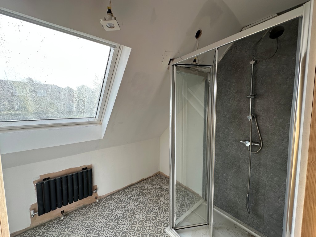 Lot: 127 - FOUR-BEDROOM DETACHED HOUSE IN NEED OF WORKS - En Suite Bathroom to the Main Bedroom